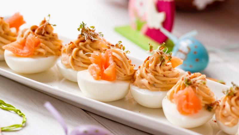 Ouăle umplute cu somon sunt potrivite pentru mese mai sofisticate și elegante