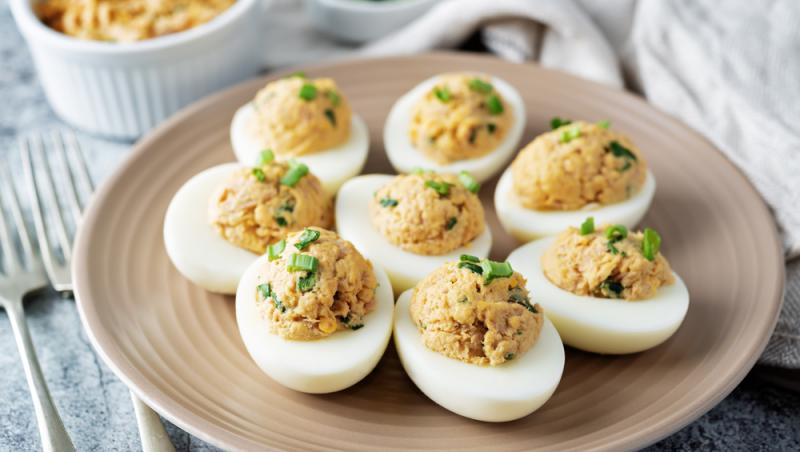 ouă umplute cu ton pe un platou crem