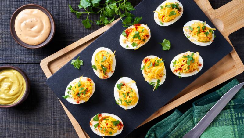 Ouăle umplute pot fi adaptate în funcție de gusturi cu umpluturi diverse și condimente