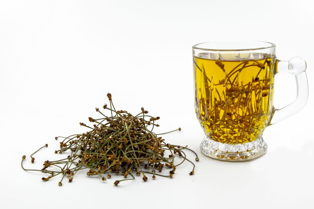 Ceaiul din cozi de cireșe. Preparare și beneficii pentru sănătate