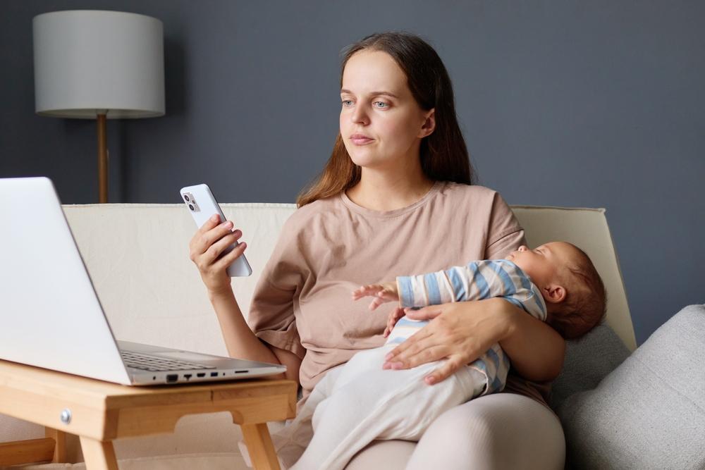 Cum să faci față provocărilor parentingului &icirc;n era social media