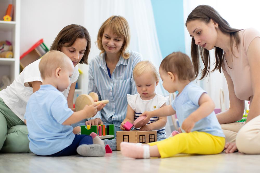 Cum să faci față părinților care critică stilul tău de parenting