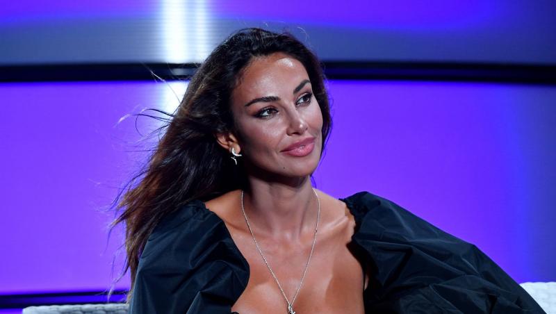 Robbie Williams, fermecat de frumusețea Mădălinei Ghenea. A îngenunchiat în fața ei și i-a dedicat o piesă