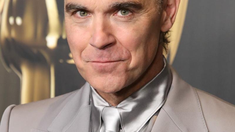 Robbie Williams, fermecat de frumusețea Mădălinei Ghenea. A îngenunchiat în fața ei și i-a dedicat o piesă