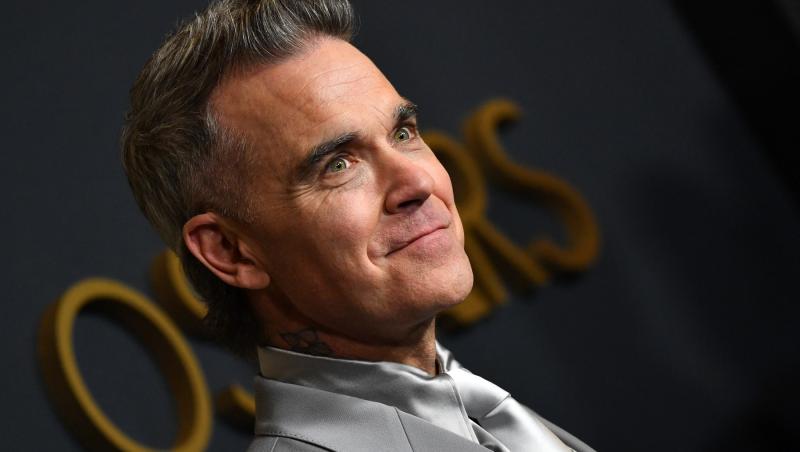 Robbie Williams, fermecat de frumusețea Mădălinei Ghenea. A îngenunchiat în fața ei și i-a dedicat o piesă