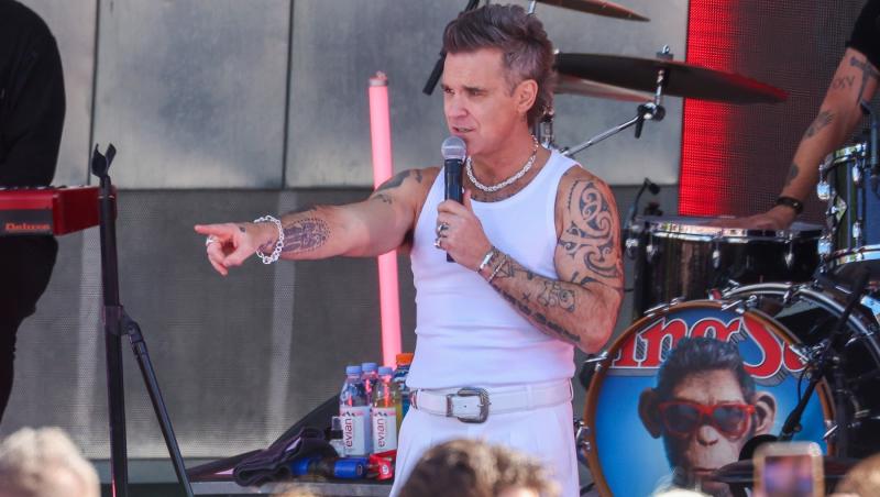 Robbie Williams, fermecat de frumusețea Mădălinei Ghenea. A îngenunchiat în fața ei și i-a dedicat o piesă