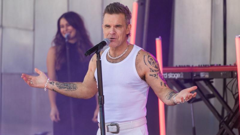Robbie Williams, fermecat de frumusețea Mădălinei Ghenea. A îngenunchiat în fața ei și i-a dedicat o piesă