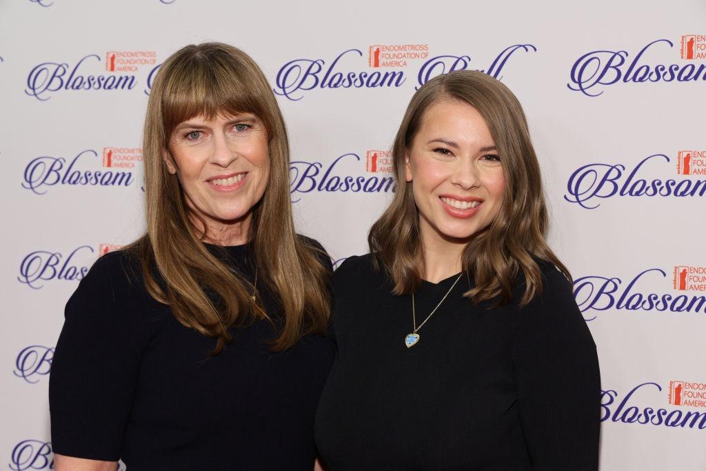 Soția lui Steve Irwin alături de fiica lor, îmbrăcate elegant pentru un eveniment