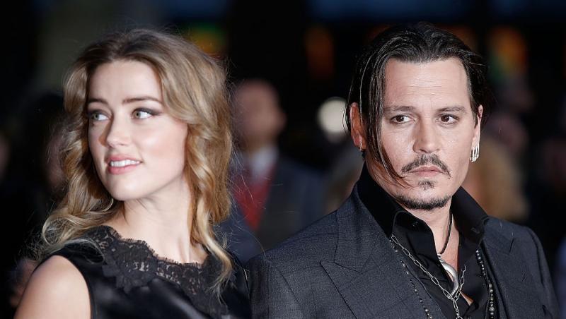 Amber Heard îmbrăcată într-o rochie neagră, alături de Johnny Depp, îmbrăcat cu un costum negru