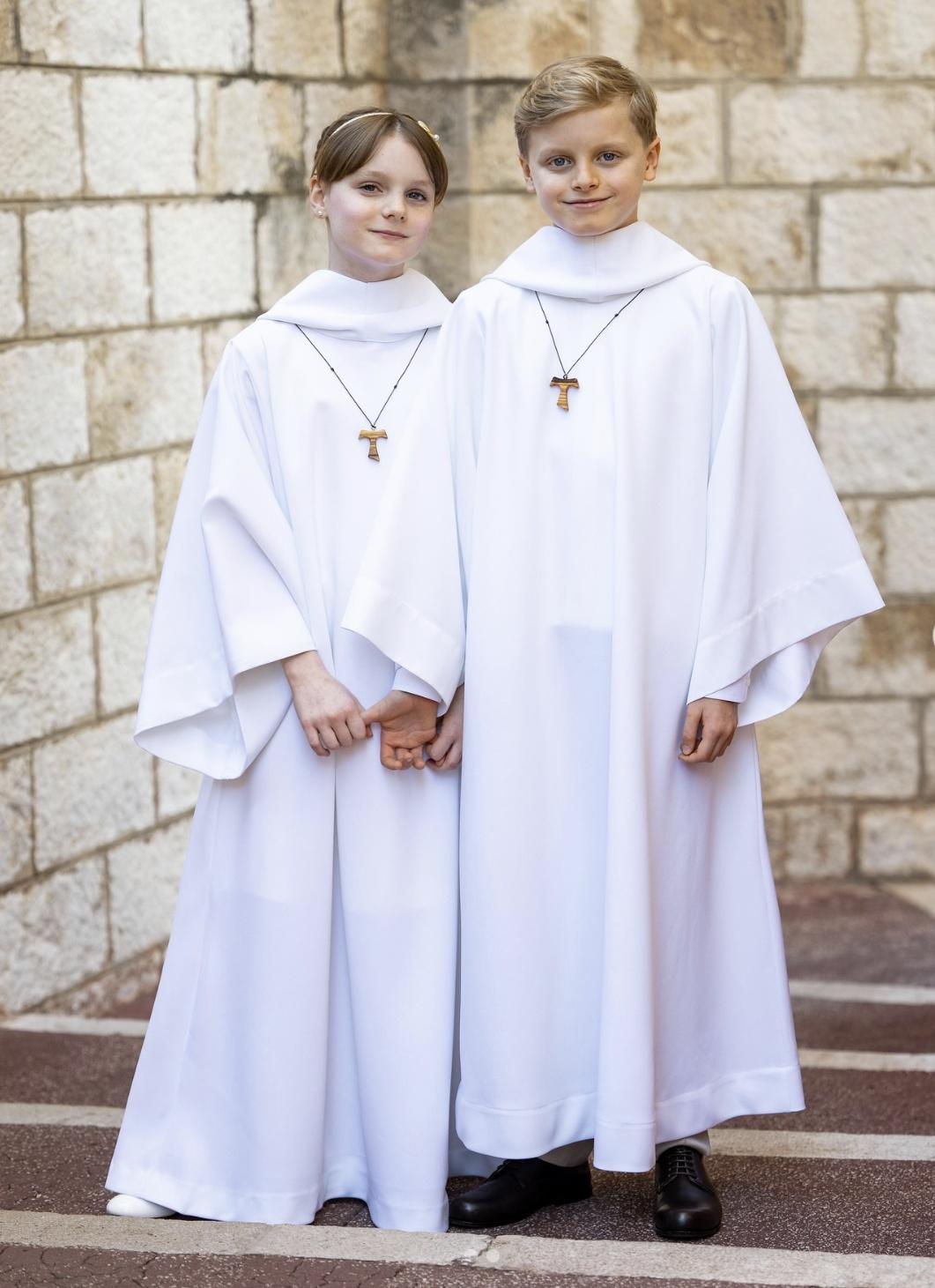 Prințul Moștenitor Jacques și Prințesa Gabriella, ambii îmbrăcați în alb