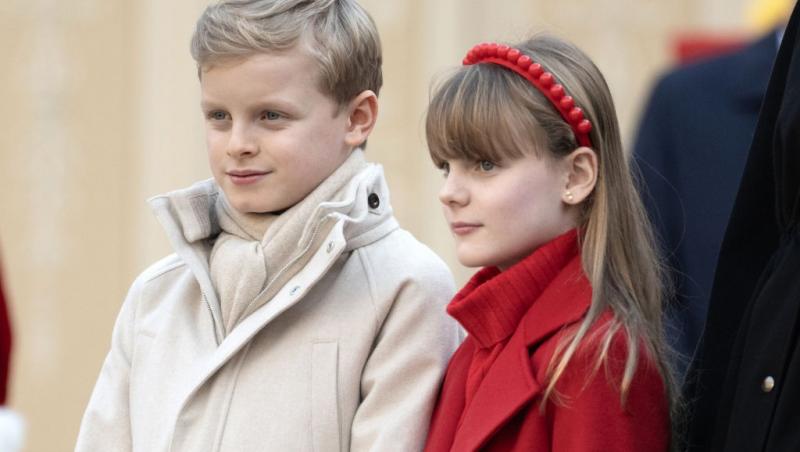 Prințul Moștenitor Jacques, îmbrăcat într-o ținută bej, alături de Prințesa Gabriella, îmbrăcată în roșu