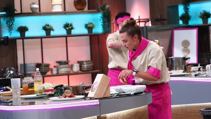 Chefi la cuțite, 13 mai 2025. Cine a câștigat battle-ul doisprezece. O concurentă din echipa mov a fost eliminat