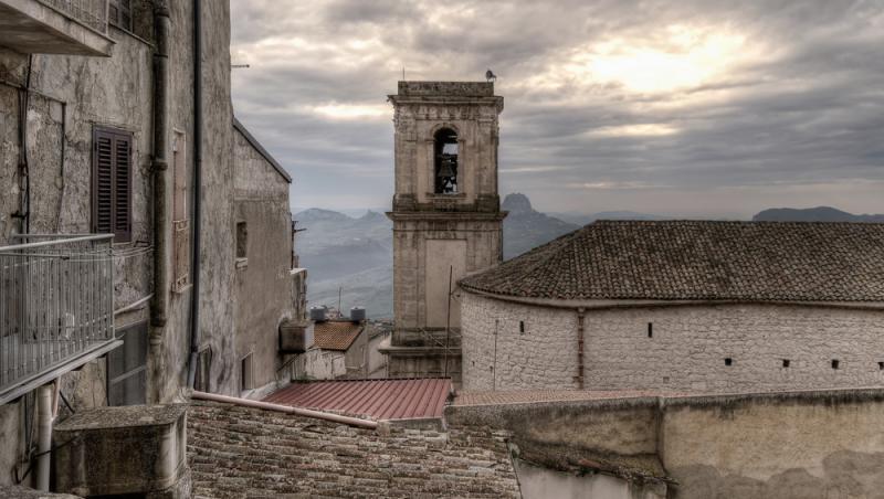 O femeie a cumpărat șase case cu doar 5 euro. Ce descoperire uluitoare a făcut ulterior