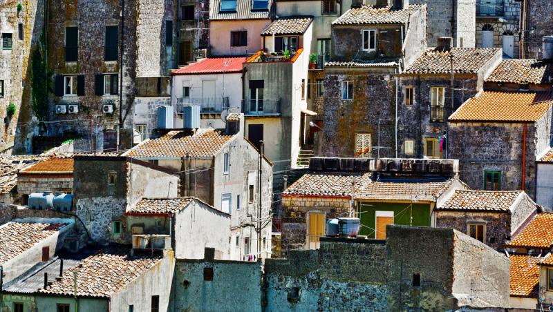 O femeie a cumpărat șase case cu doar 5 euro. Ce descoperire uluitoare a făcut ulterior