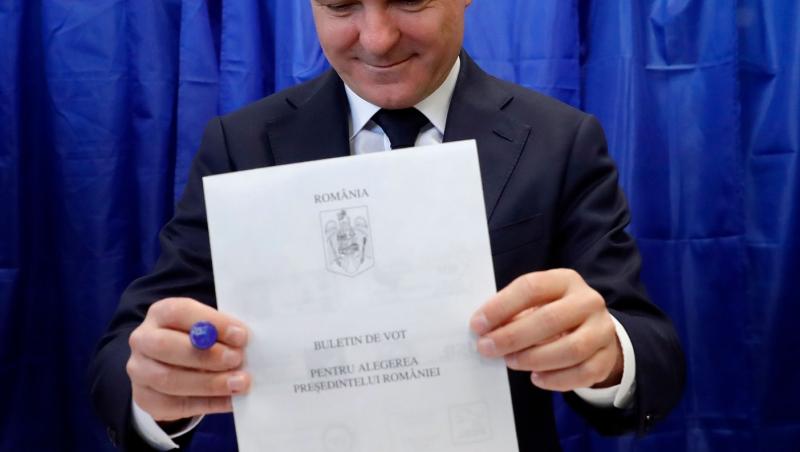 Nicușor Dan și-a arătat diploma de Bacalaureat, după apariția unui fals pe internet. Ce note a luat la examene
