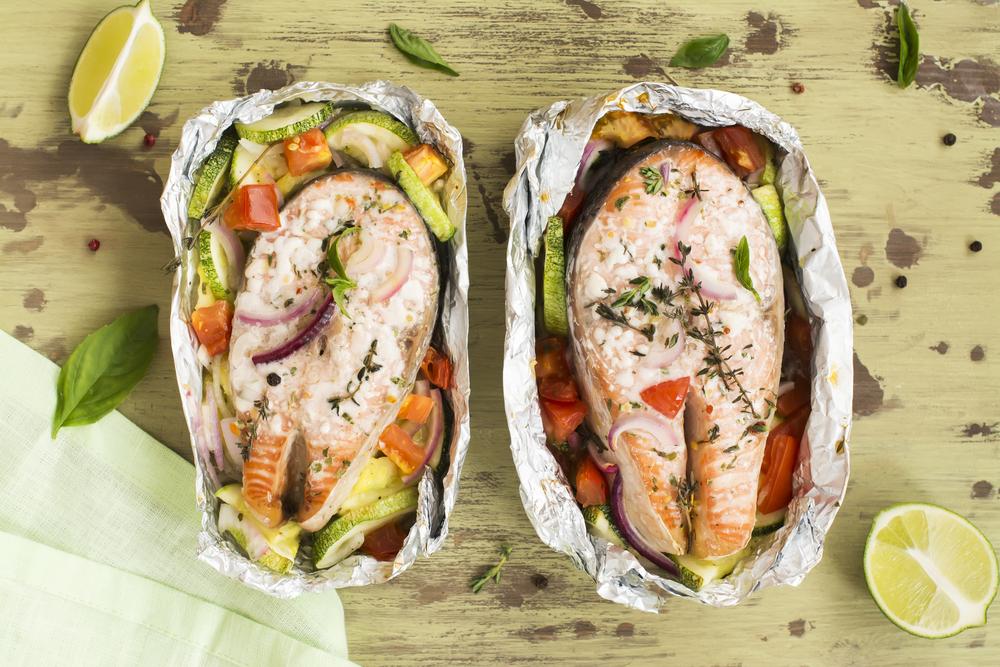 Somon în folie cu legume