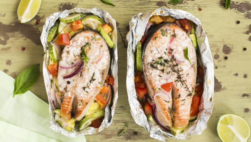 Somon în folie cu legume