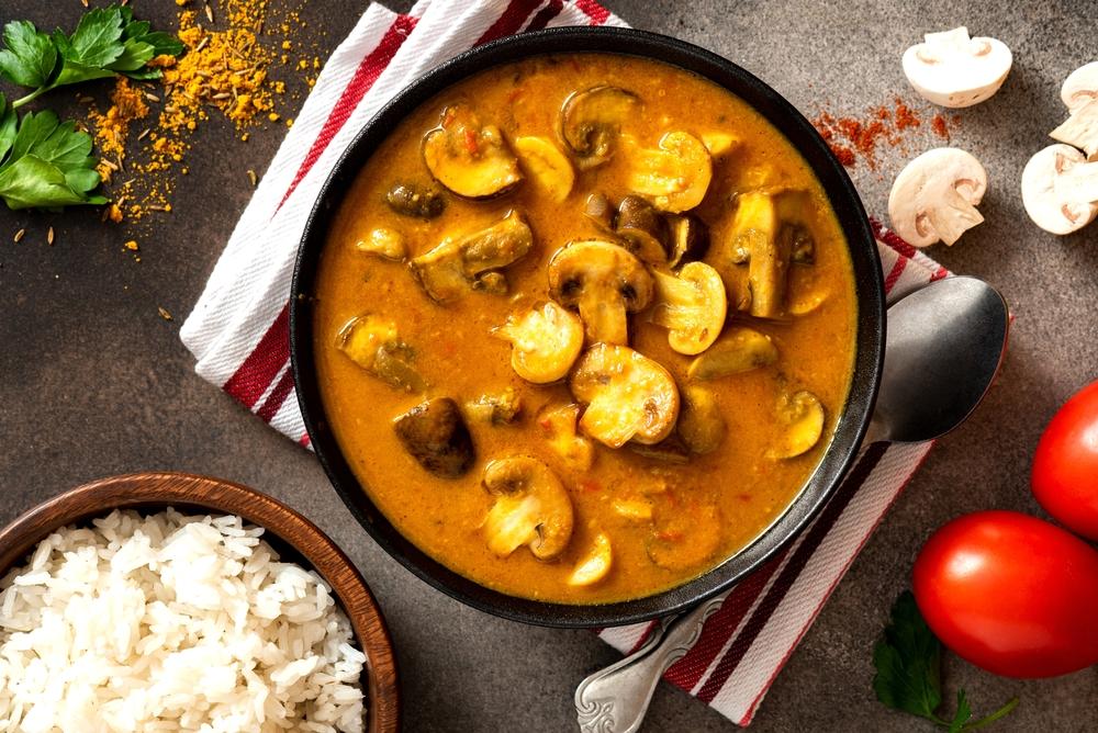 Curry de ciuperci, năut și spanac