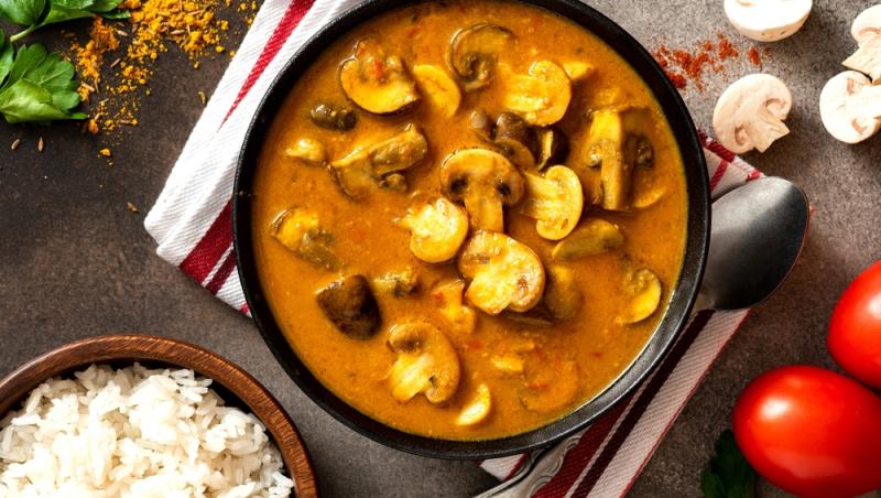 Curry de ciuperci, năut și spanac