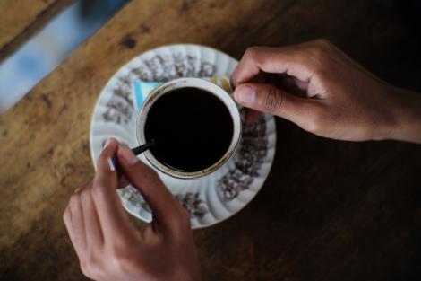 Efectele cafelei pe stomacul gol. Ce se întâmplă când o consumăm dimineața, înainte de alte alimente