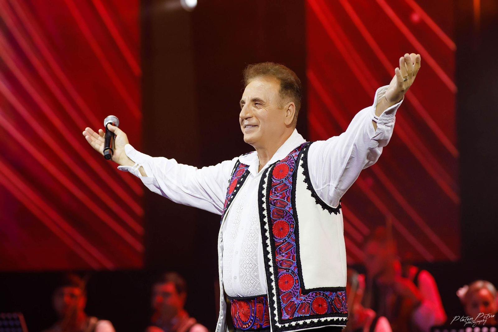 Constantin Enceanu îmbrăcat în costum popular, pe scenă