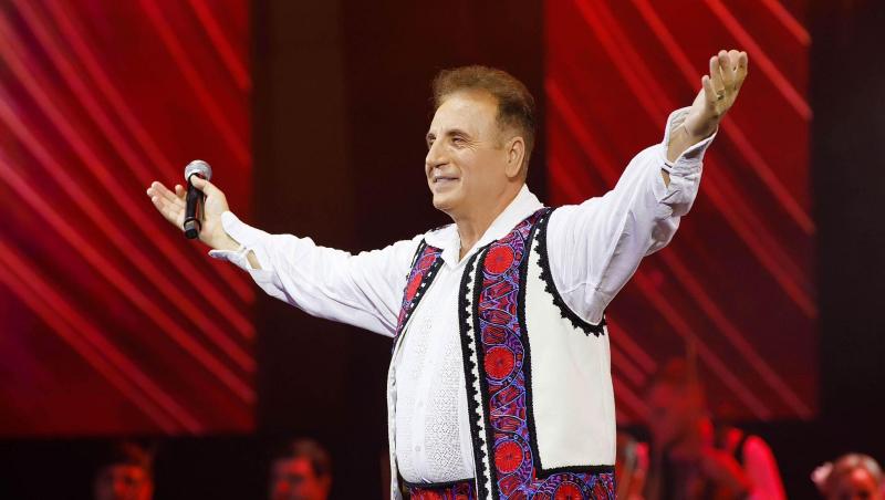 Constantin Enceanu îmbrăcat în costum popular, pe scenă