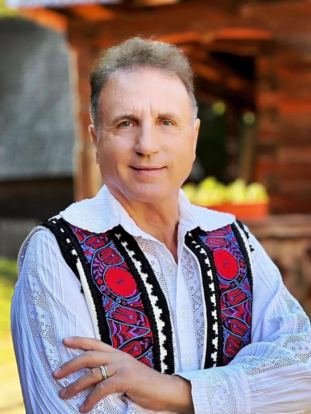 Constantin Enceanu îmbrăcat în costum popular