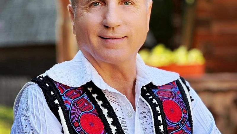 Constantin Enceanu îmbrăcat în costum popular