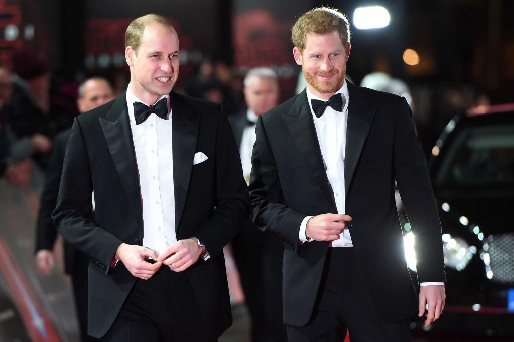 Prințul Harry și Prințul William îmbrăcați în costume negre