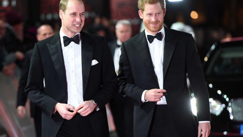 Prințul Harry și Prințul William îmbrăcați în costume negre