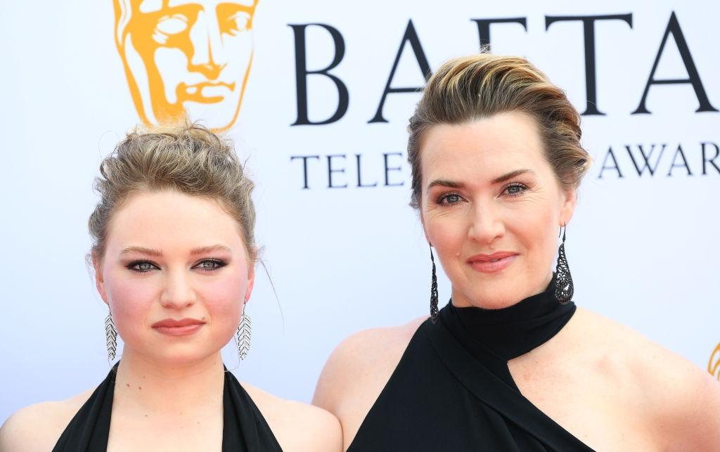 Kate Winslet alături de fiica ei, ambele îmbrăcate în rochii negre elegante