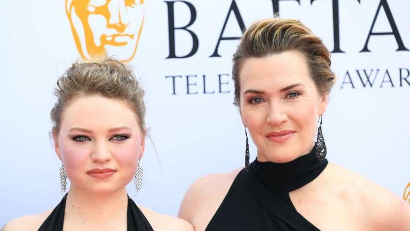 Kate Winslet alături de fiica ei, ambele îmbrăcate în rochii negre elegante