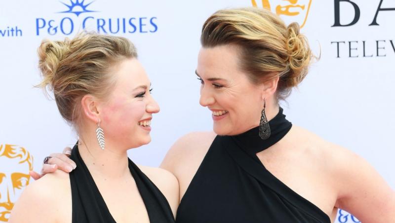 Kate Winslet alături de fiica ei, ambele îmbrăcate în rochii negre elegante