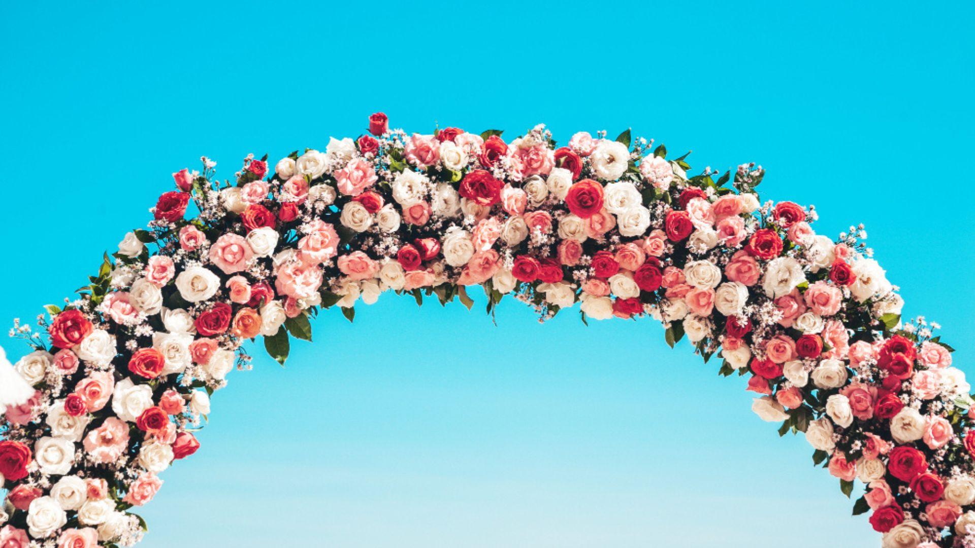 (P) Închirierea unei arcade cu flori pentru o cununie civilă în aer liber