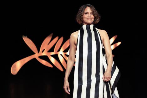 Cannes 2025: Rochia purtată de Halle Berry arată elegantă din față. Cum arată rochia din spate și de ce a stârnit controverse