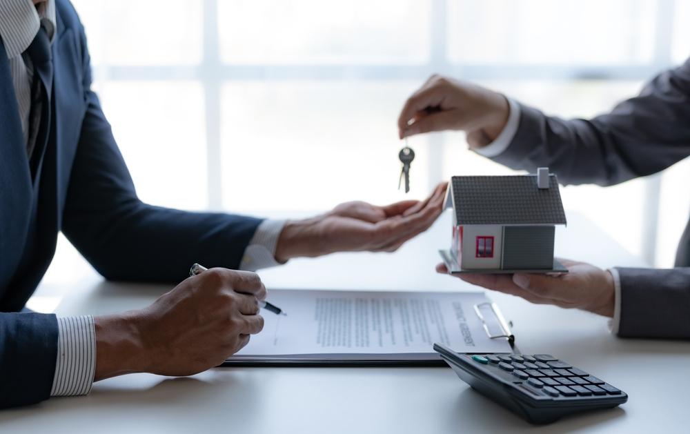 (P) Ce este taxarea inversă și c&acirc;nd se aplică? Ghid util pentru tranzacții imobiliare fără bătăi de cap