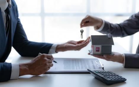 (P) Ce este taxarea inversă și când se aplică? Ghid util pentru tranzacții imobiliare fără bătăi de cap