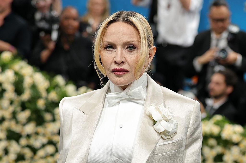 Madonna îmbrăcată într-o ținută albă elegantă