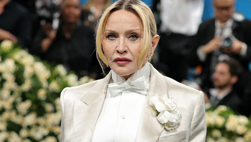 Madonna îmbrăcată într-o ținută albă elegantă