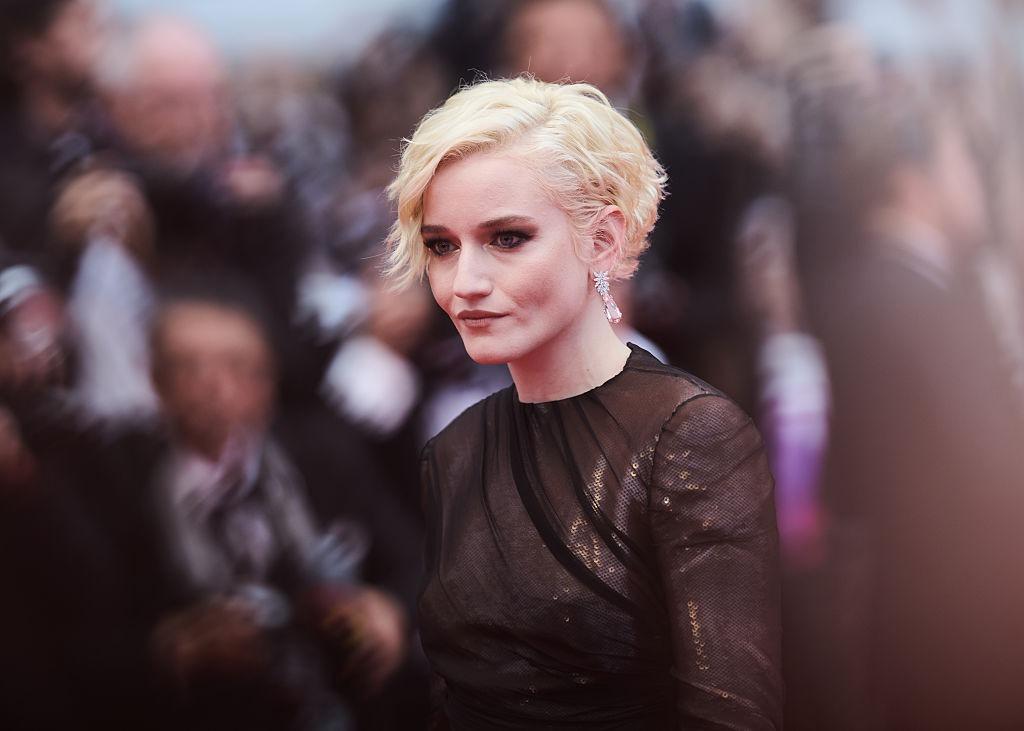 Julia Garner îmbrăcată într-o ținută neagră