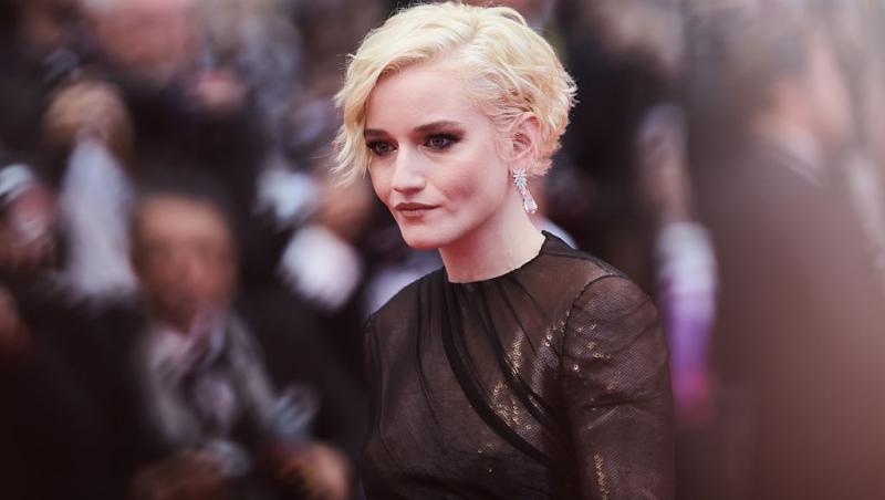 Julia Garner îmbrăcată într-o ținută neagră
