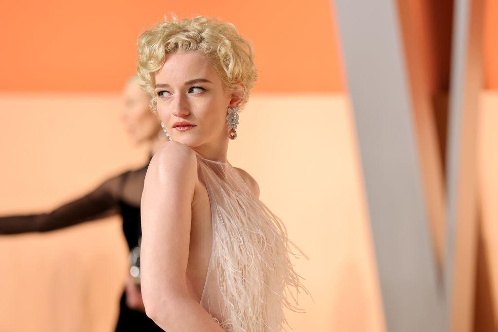 Julia Garner îmbrăcată într-o rochie albă, pufoasă, fără mâneci