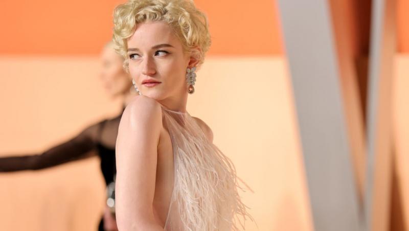 Julia Garner îmbrăcată într-o rochie albă, pufoasă, fără mâneci