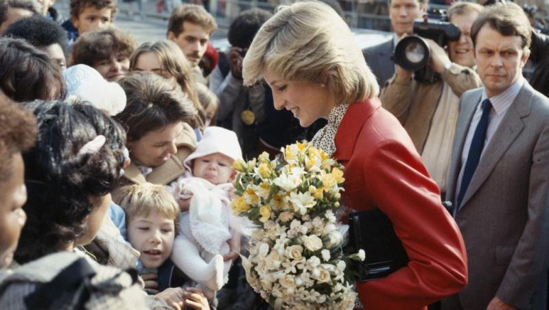 Prințesa Diana îmbrăcată în roșu, participând la un eveniment public