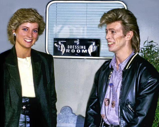 Prințesa Diana îmbrăcată casual cu o jachetă neagră alături de David Bowie