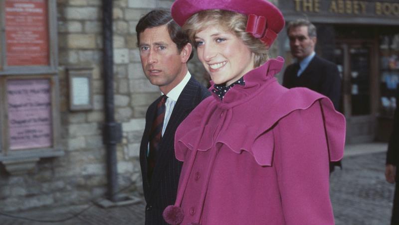 Prințesa Diana îmbrăcată în mov alături de Regele Charles
