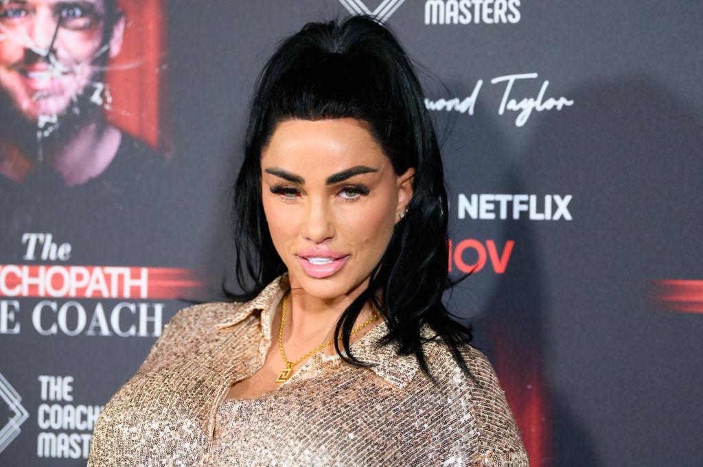 Katie Price îmbrăcată cu o bluză aurie strălucitoare