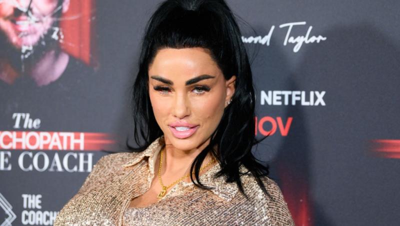Katie Price îmbrăcată cu o bluză aurie strălucitoare