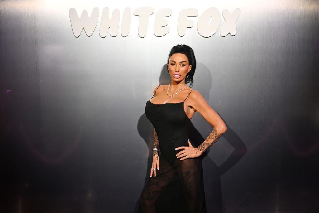 Katie Price îmbrăcată într-o rochie neagră mulată