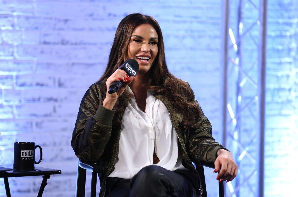 Katie Price îmbrăcată casual, vorbind la microfon